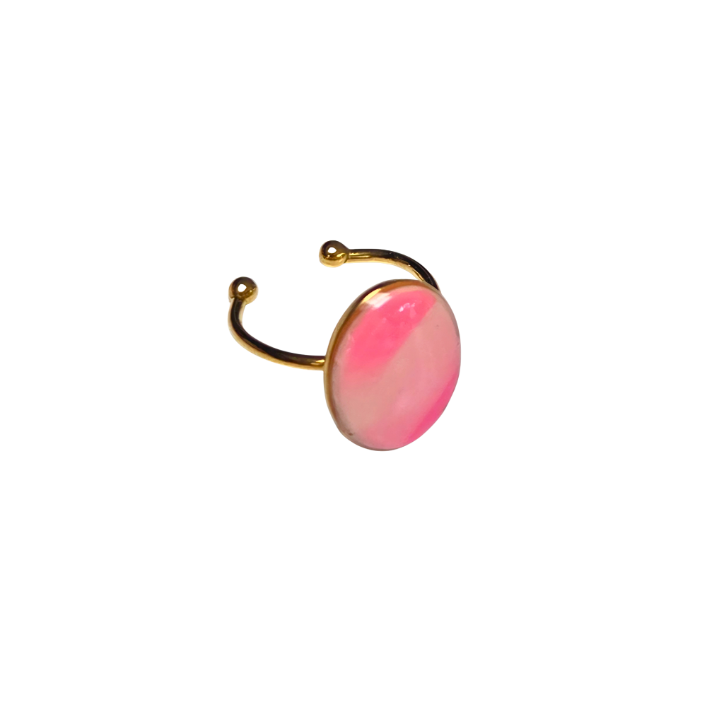 Verstelbare gouden ring met ovale gemarmerde roze clay