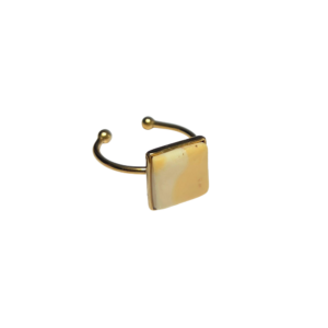 Verstelbare gouden ring met vierkante gemarmerde beige clay