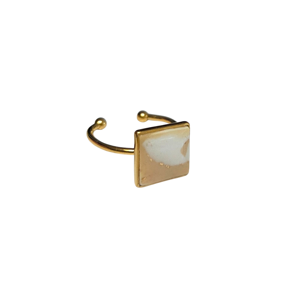 Verstelbare gouden ring met vierkante beigewitte clay