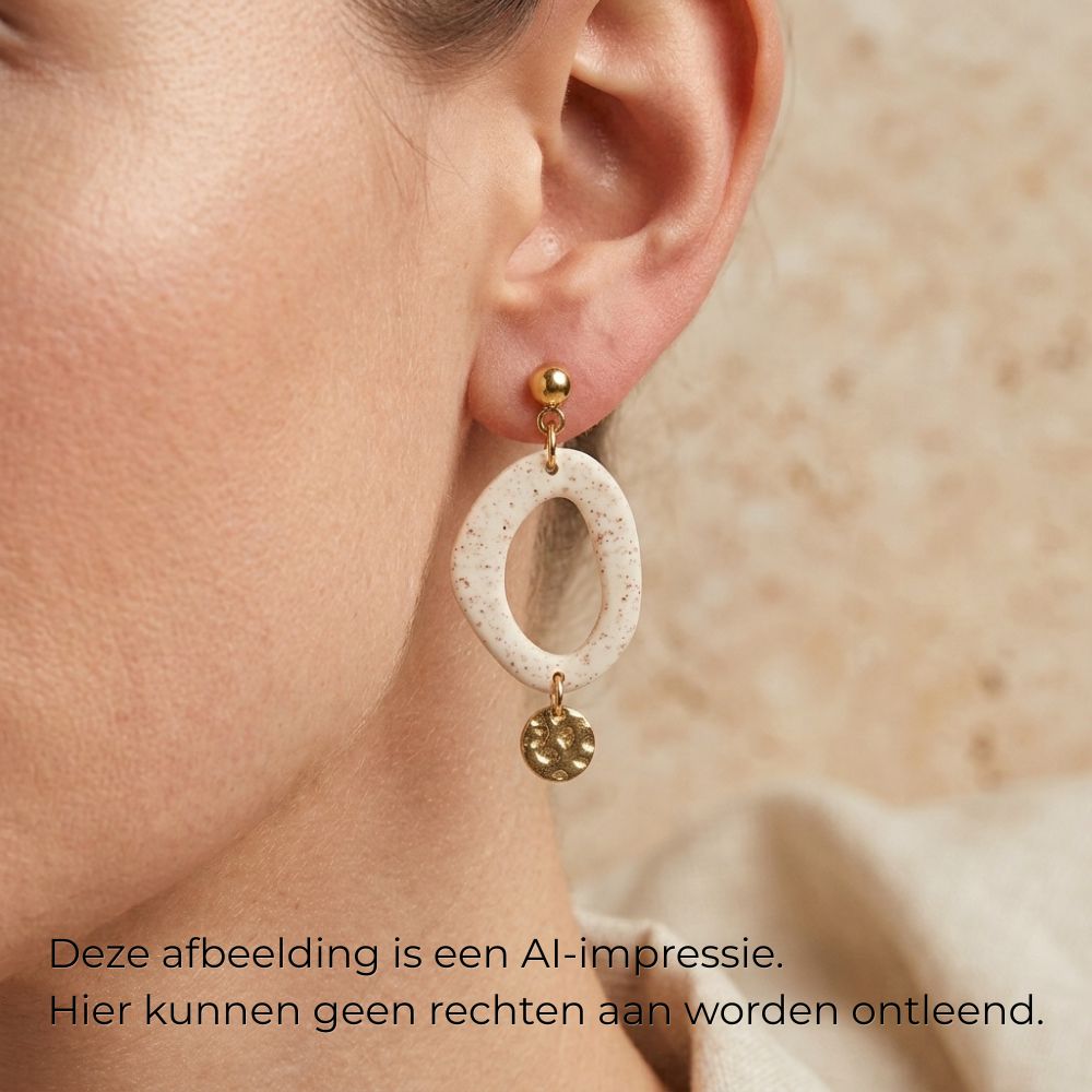 Gouden oorbellen met organische gespikkelde clay