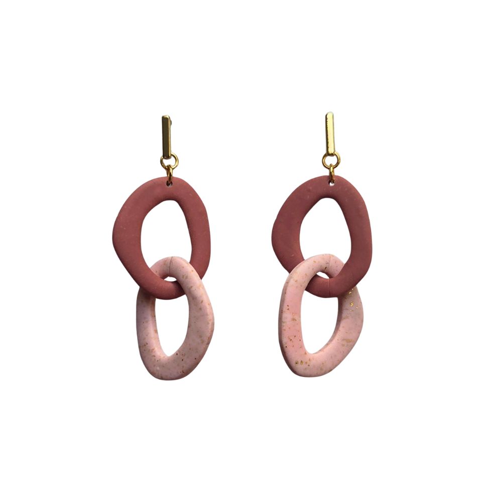 Gouden oorbellen abstracte schakel roze clay