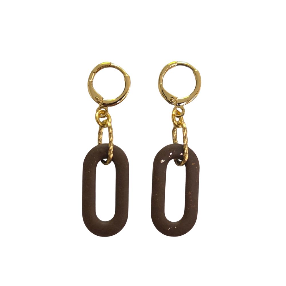 Gouden oorbellen met ovale bruine clay