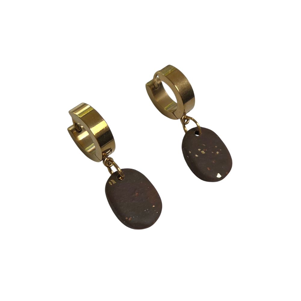 Gouden oorbellen met organische bruine clay