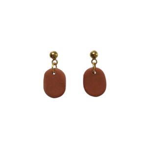 Gouden oorbellen met organische terracotta clay