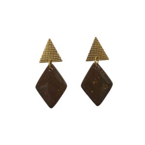 Gouden oorbellen met ruitvormige bruine clay