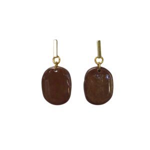 Gouden oorbellen met glanzende bruine clay