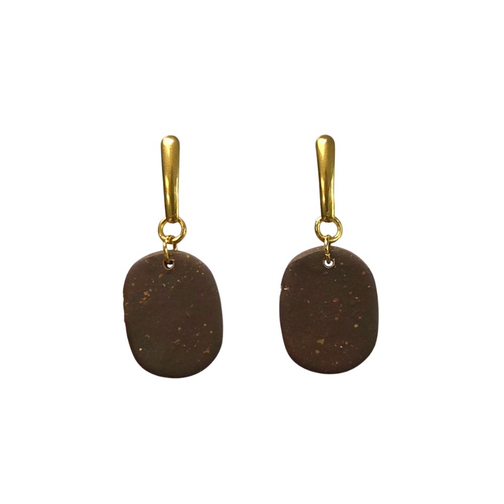 Gouden oorbellen met gespikkelde bruine clay