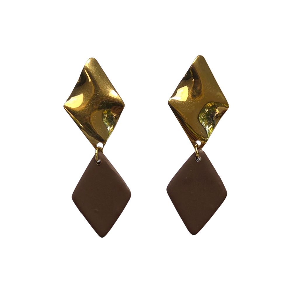 Gouden oorbellen met ruitvormige bruine clay