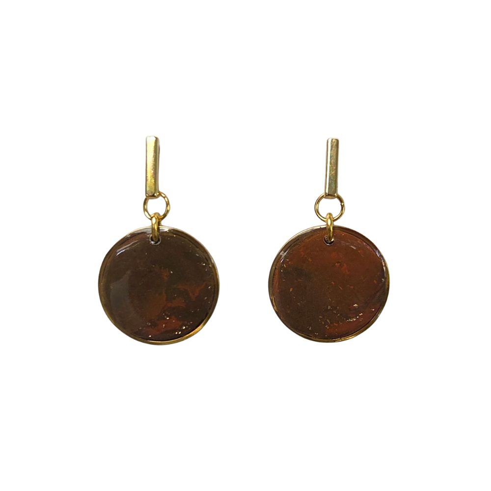 Gouden oorbellen met ronde bruine clay