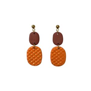 Gouden oorbellen met ovale oranje en bruine clay