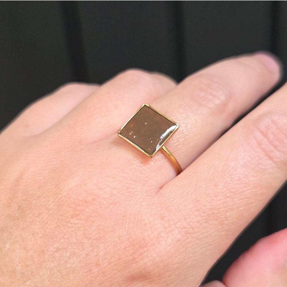 Verstelbare gouden ring vierkante bruine clay