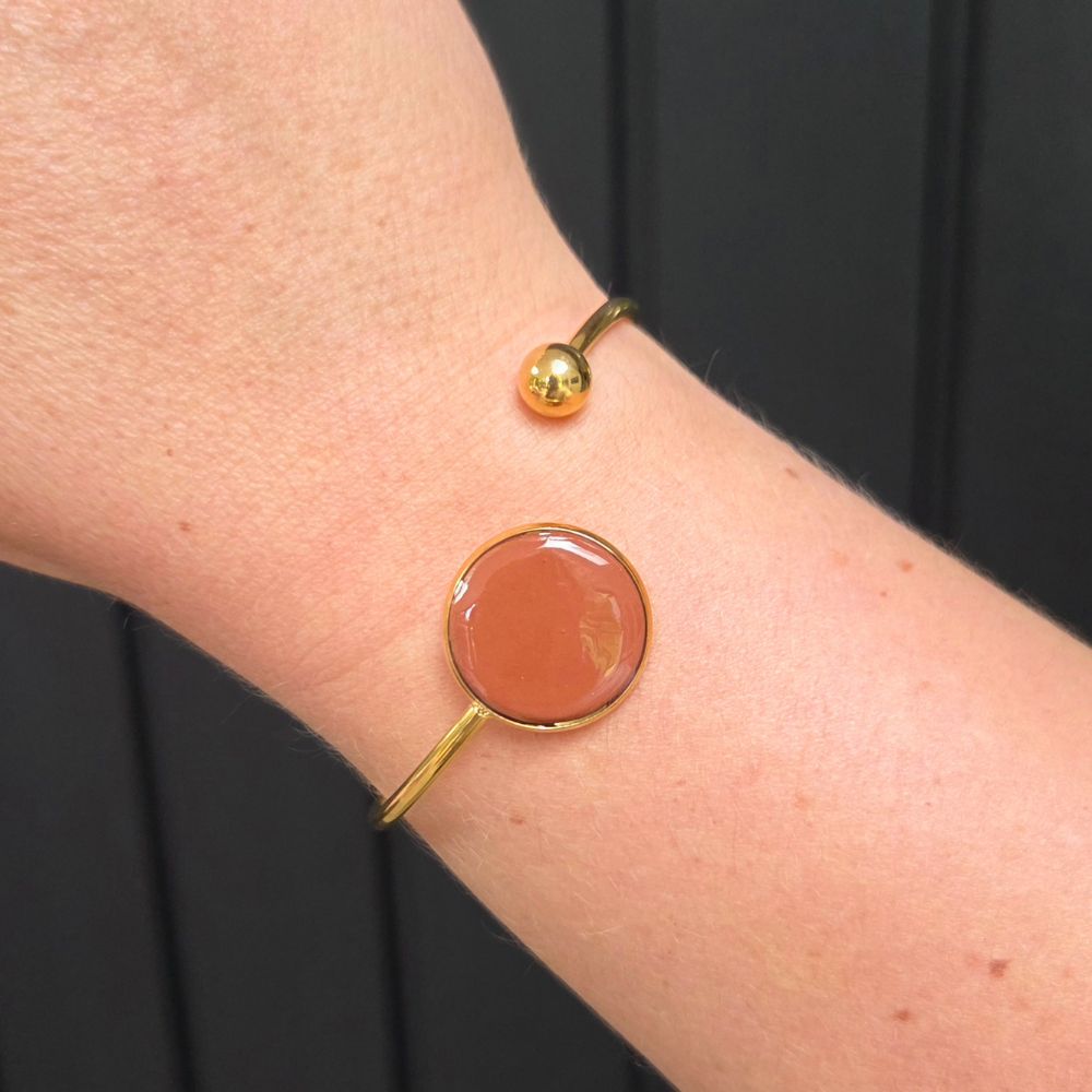 Gouden bangle met ronde terracotta clay