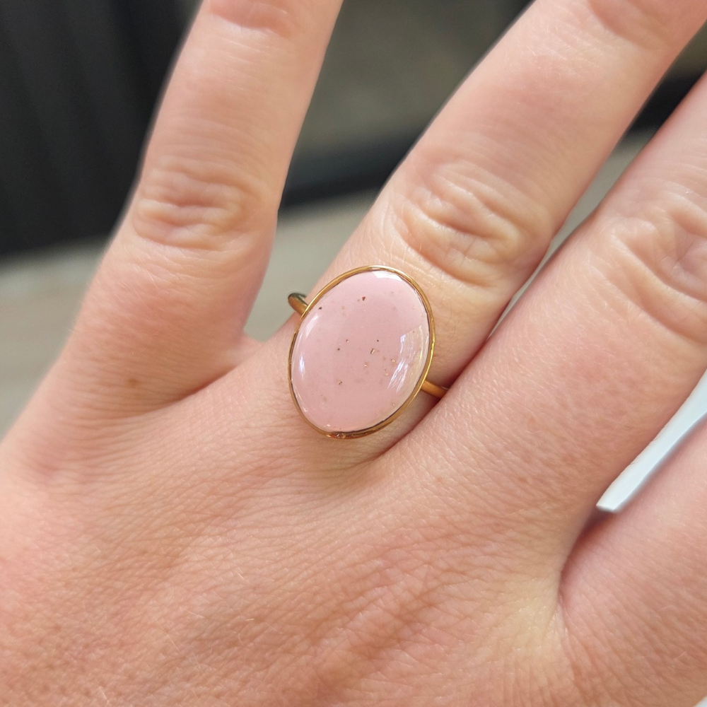 Verstelbare gouden ring met ovale roze clay - Afbeelding 2