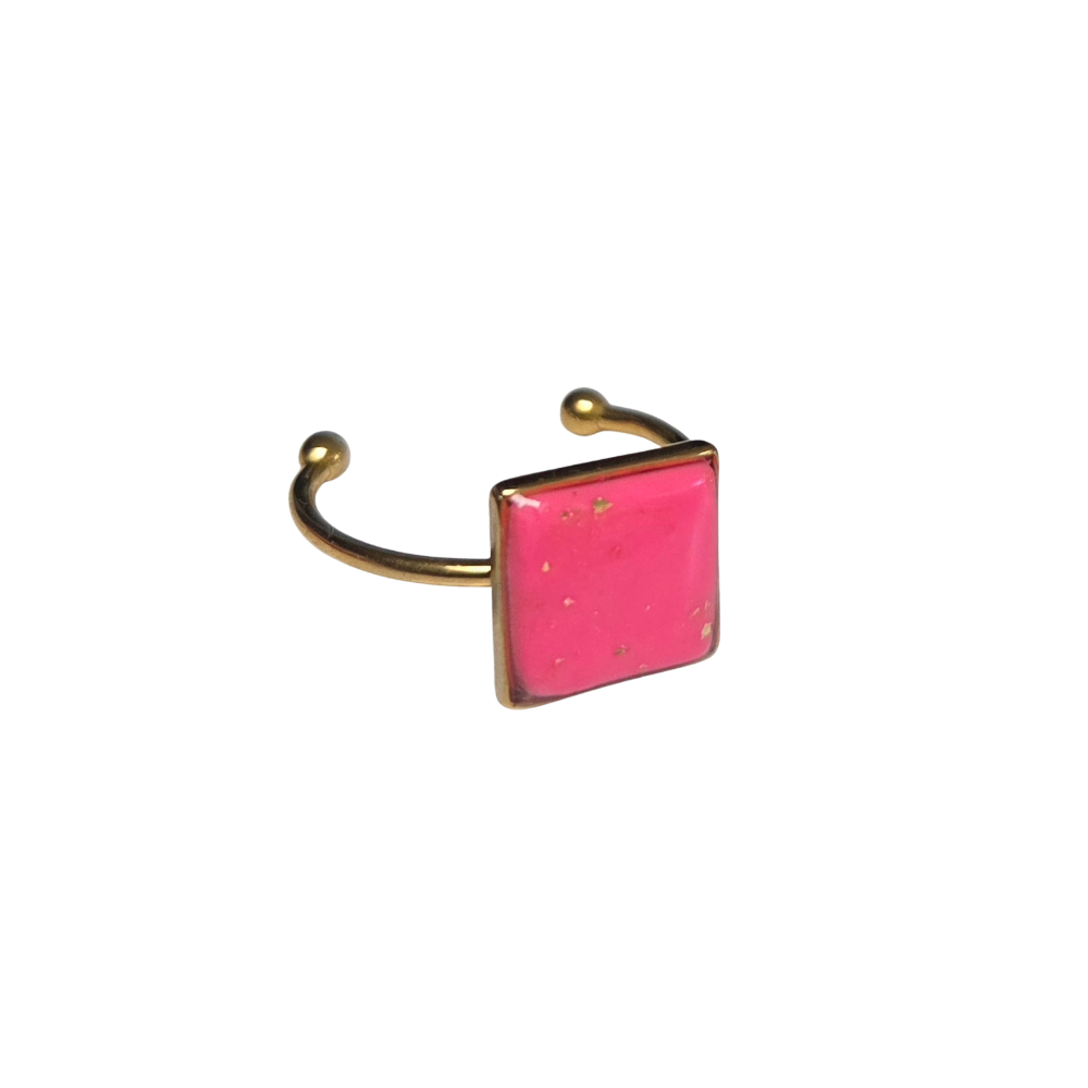 Verstelbare gouden ring met vierkante fuchsia clay