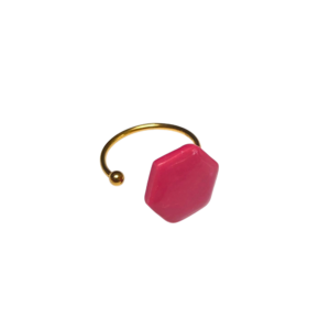 Verstelbare gouden ring met zeshoekige fuchsia clay