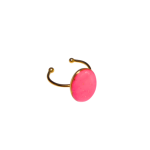 Verstelbare gouden ring met ovale fuchsia clay
