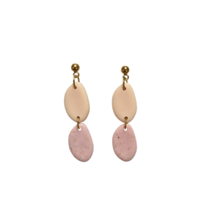 Gouden hangoorbellen organisch roze clay