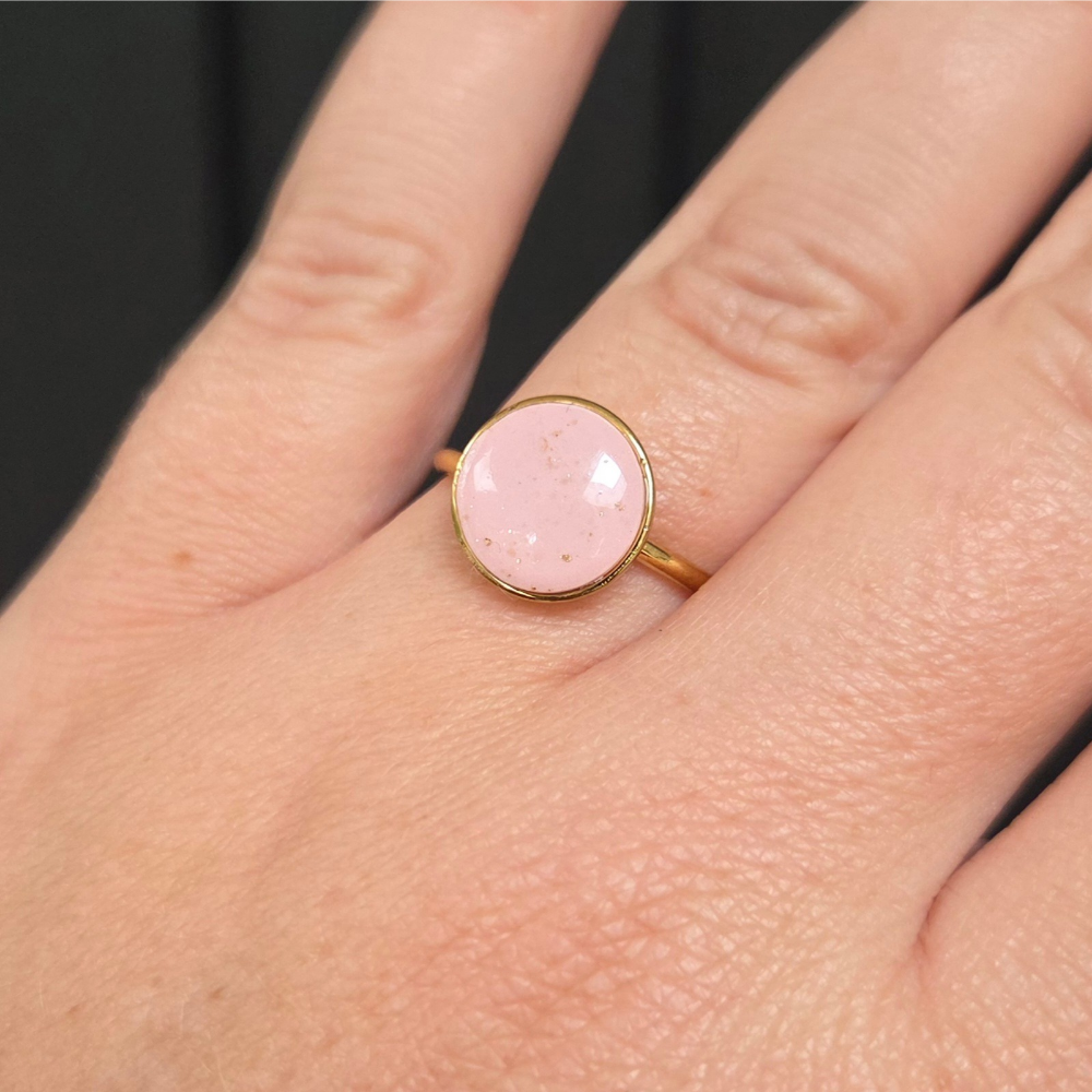 Verstelbare gouden ring met ronde roze clay - Afbeelding 2