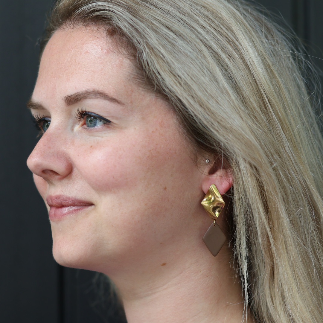 Gouden oorbellen met ruitvormige donkerbruine clay - Afbeelding 2
