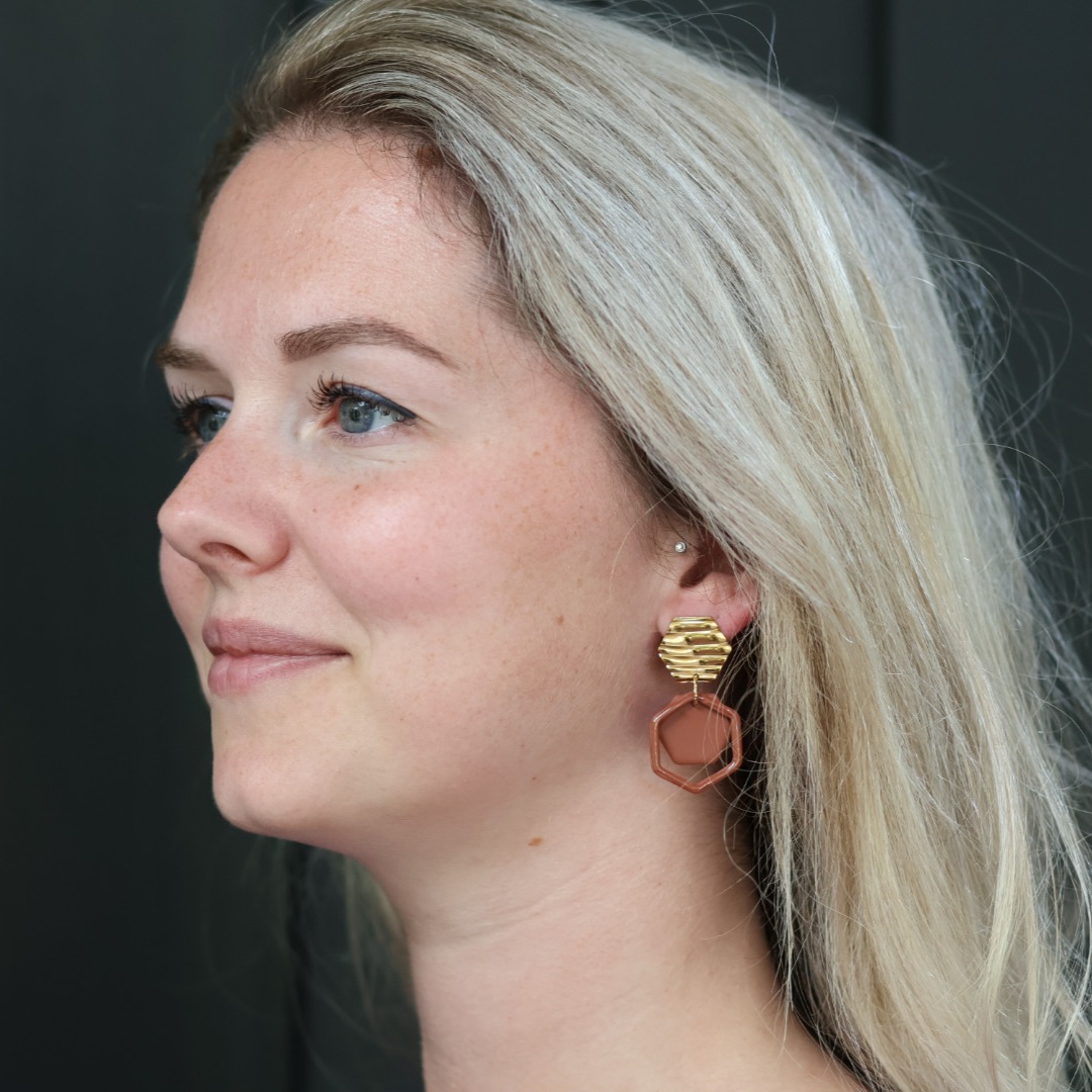 Gouden oorbellen met hexagon terracotta clay - Afbeelding 2