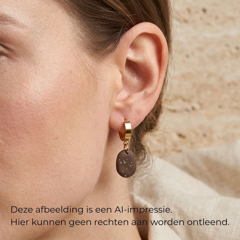 Gouden oorbellen met organische bruine clay