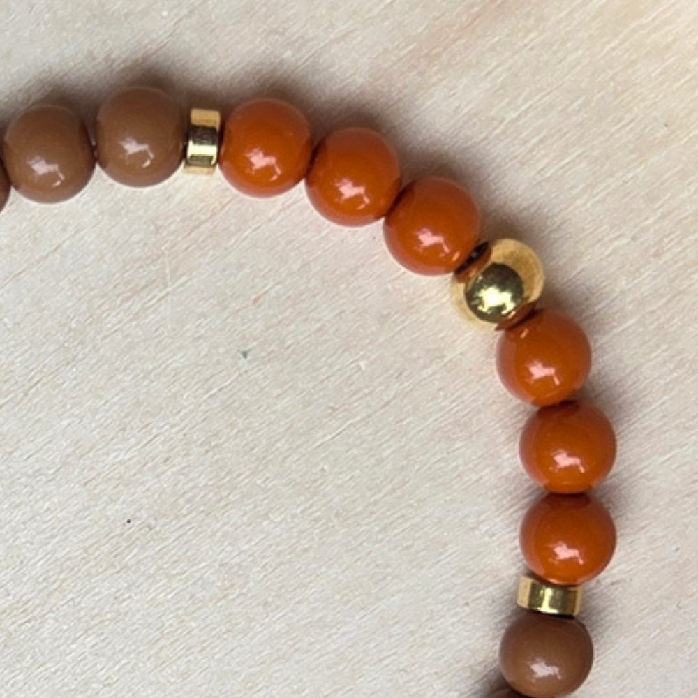 Verstelbare kralenarmband met oranje en bruin - Afbeelding 2