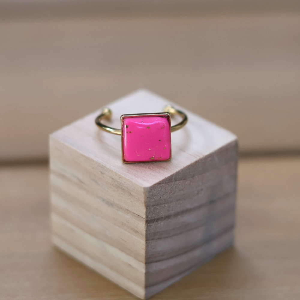 Verstelbare gouden ring met vierkante fuchsia clay - Afbeelding 2
