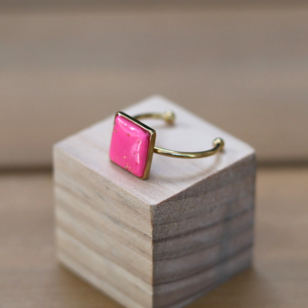 Verstelbare gouden ring met vierkante fuchsia clay - Afbeelding 3