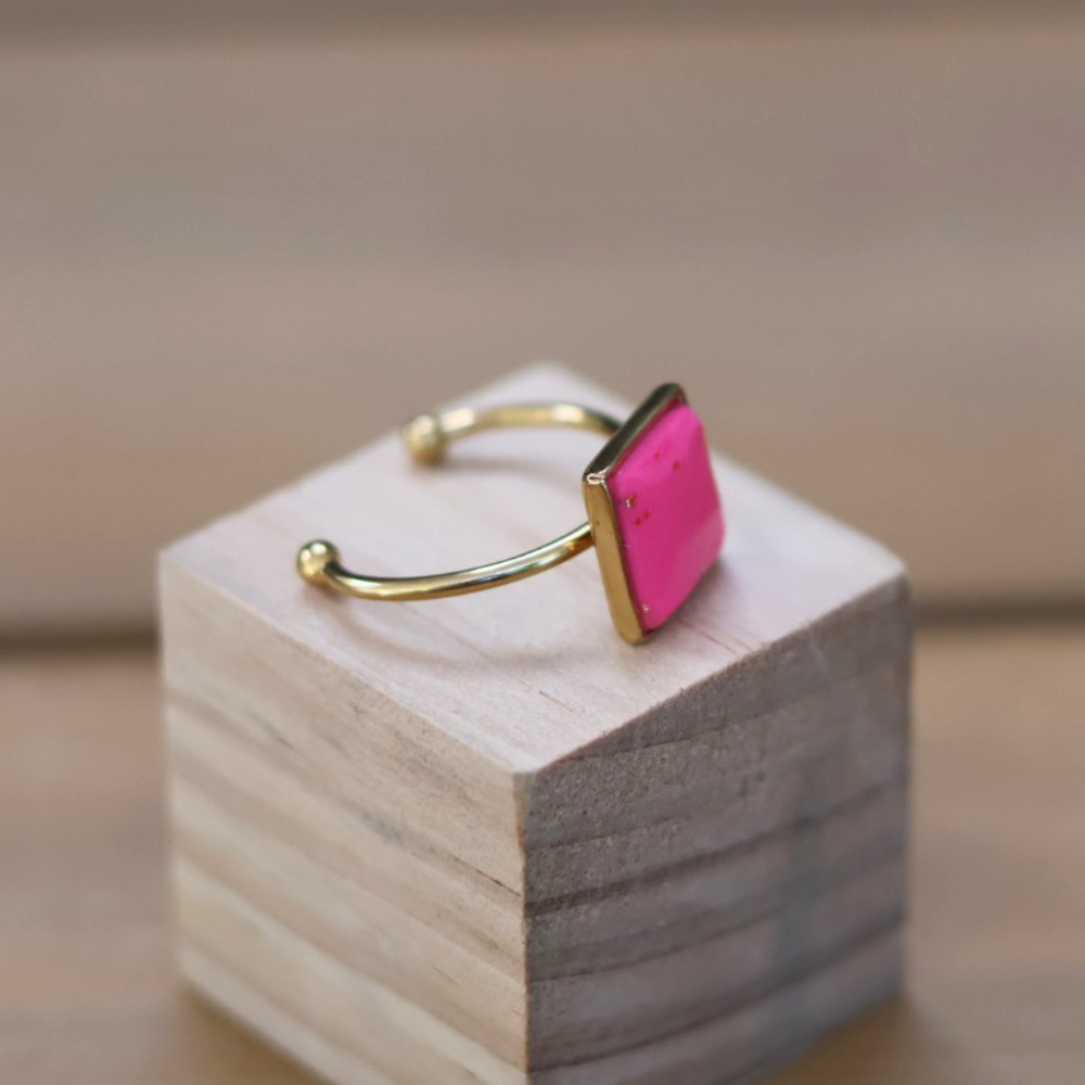 Verstelbare gouden ring met vierkante fuchsia clay - Afbeelding 4